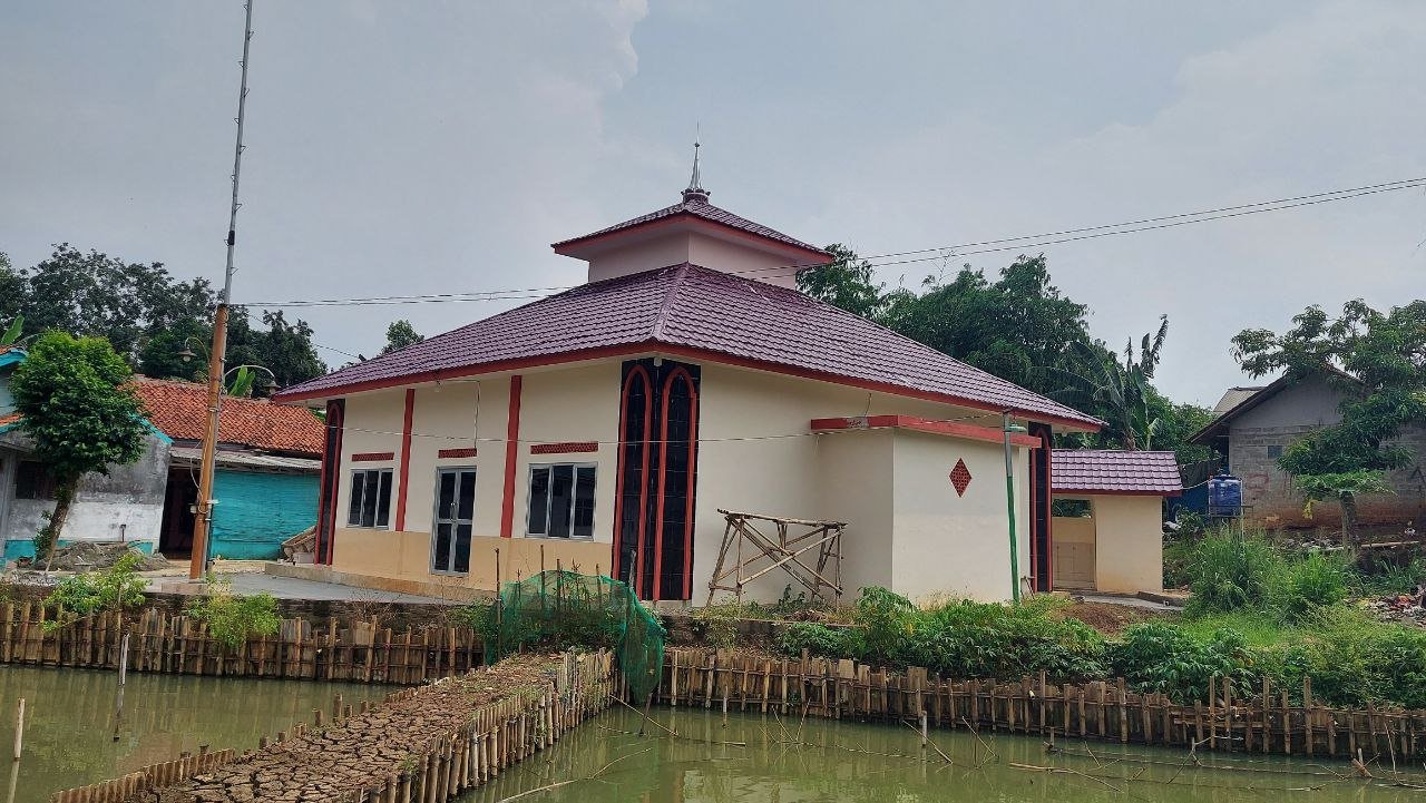 Gambar. Finishing Masjid Abdulloh Al-Harbi Desa Waru Parung Bogor - www.wakafalhudabogor.com