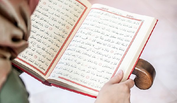 Gambar. Adab Membaca Al-Qur'an - www.wakafalhudabogor.com